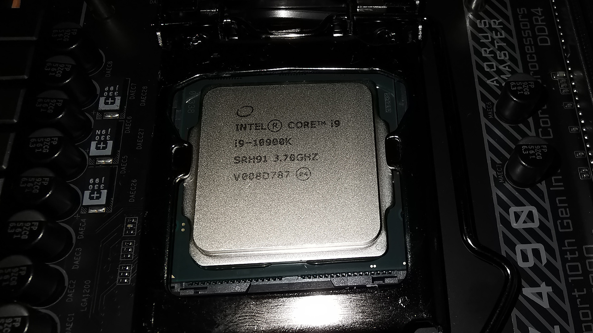 Intel i9 and i5 CPUs