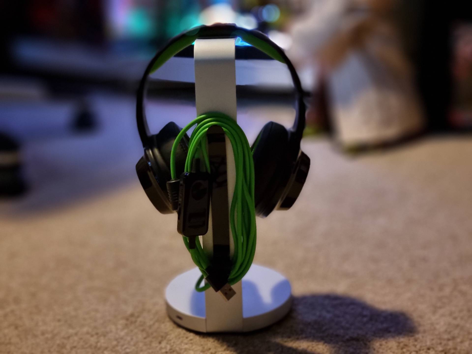 Satechi Aluminium Headset Stand with Hub