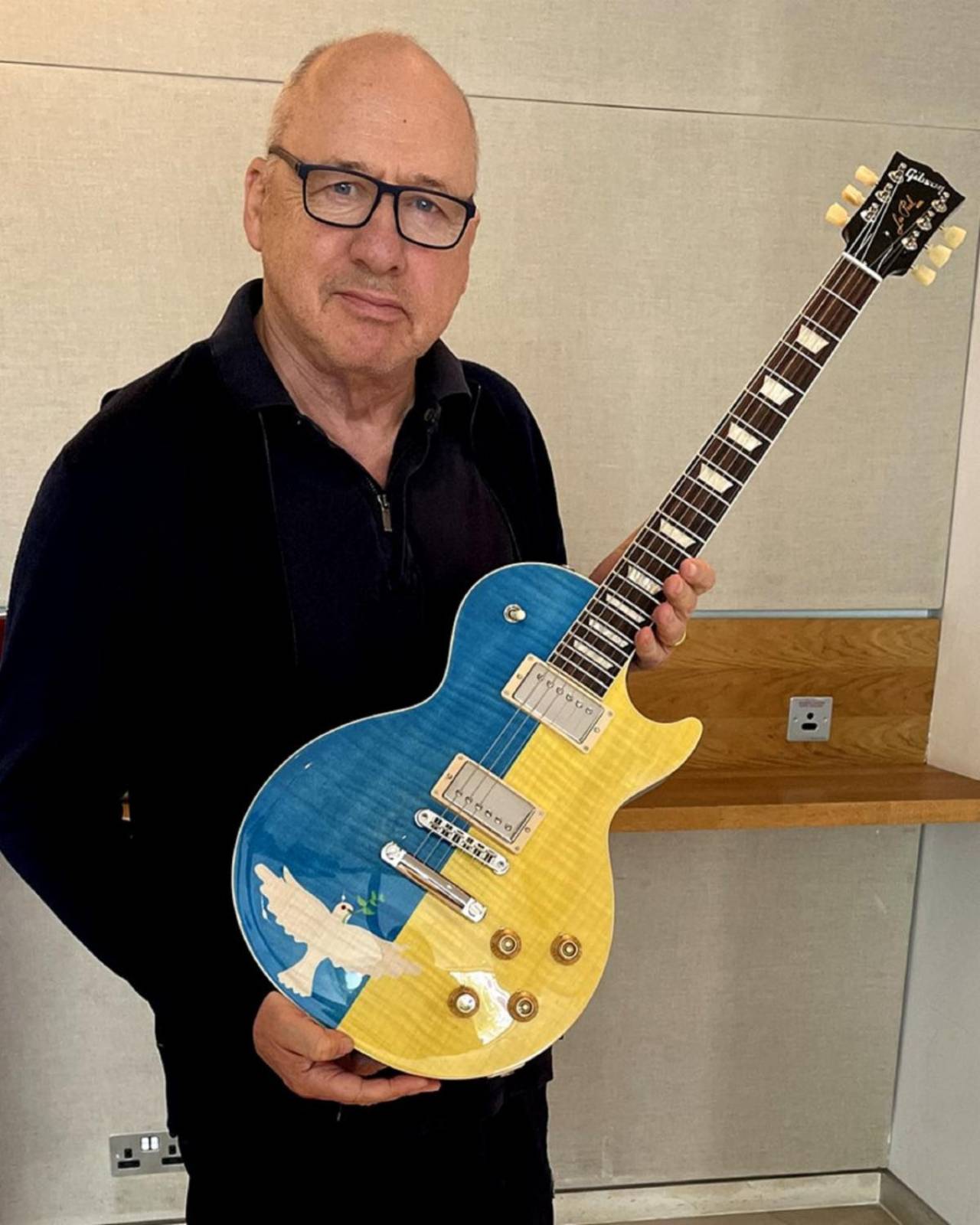 Mark Knopfler with the Gibson Guitars For Peace Les Paul